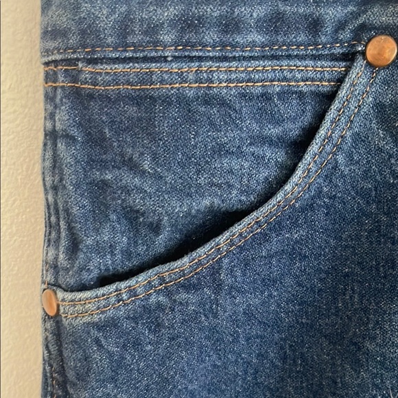 Wrangler Relaxed Fit Blue Jeans with Classic Denim Style - Picture 2 of 7